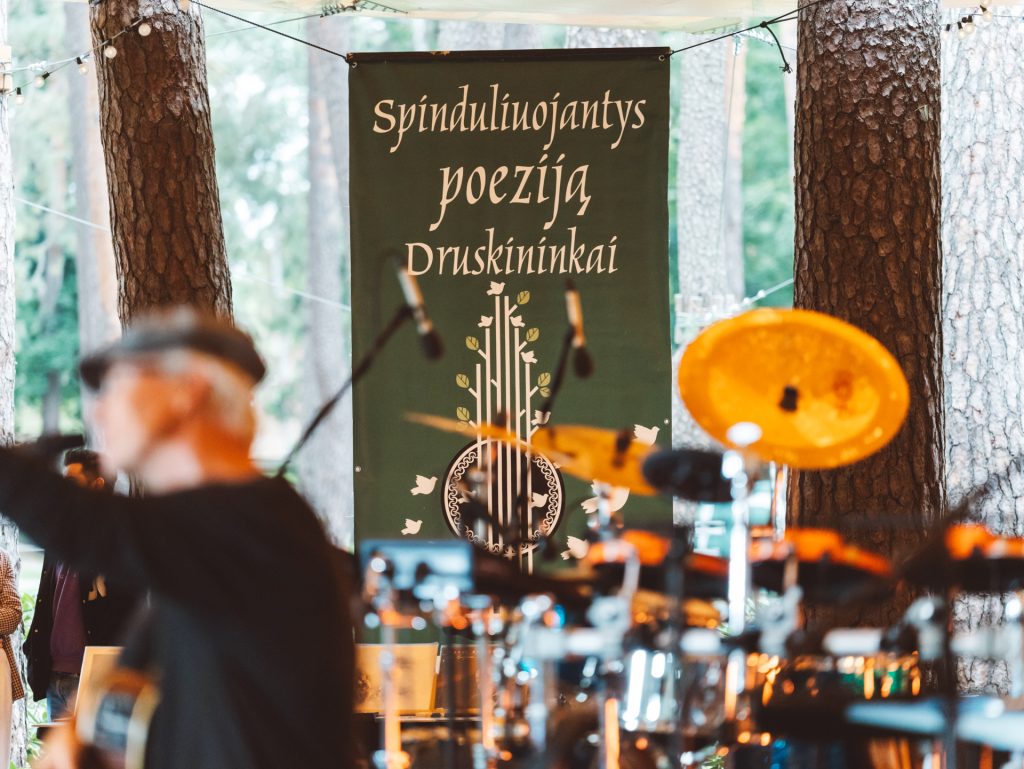 Dainuojamosios poezijos šventė „Spinduliuojantys poeziją“ Druskininkuose 2026