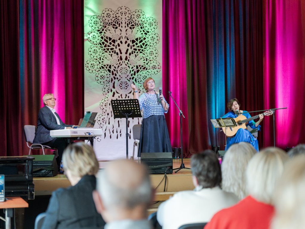 „Švinta pievos, mėnuo teka“ | Duetas iš ansamblio „Nalšia“ A. Vakarinienė ir V. Vaitkienė bei pianistas R. Lingė