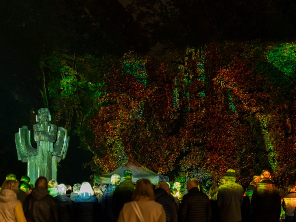 AUDIOVIZUALINIS PASIRODYMAS „ČIURLIONIO SAPNAI“ | ADAS GECEVIČIUS (BŪGNAI, ELEKTRONIKA) IR VYTAUTAS ŽARNAUSKAS (VIZUALIZACIJOS)